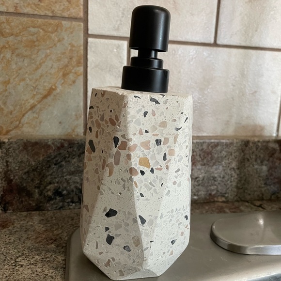 Ten4 - Heavy duty, indoor/outdoor soap dispenser - Picture 2 of 3